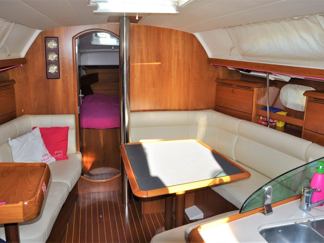 Sun Odyssey 37