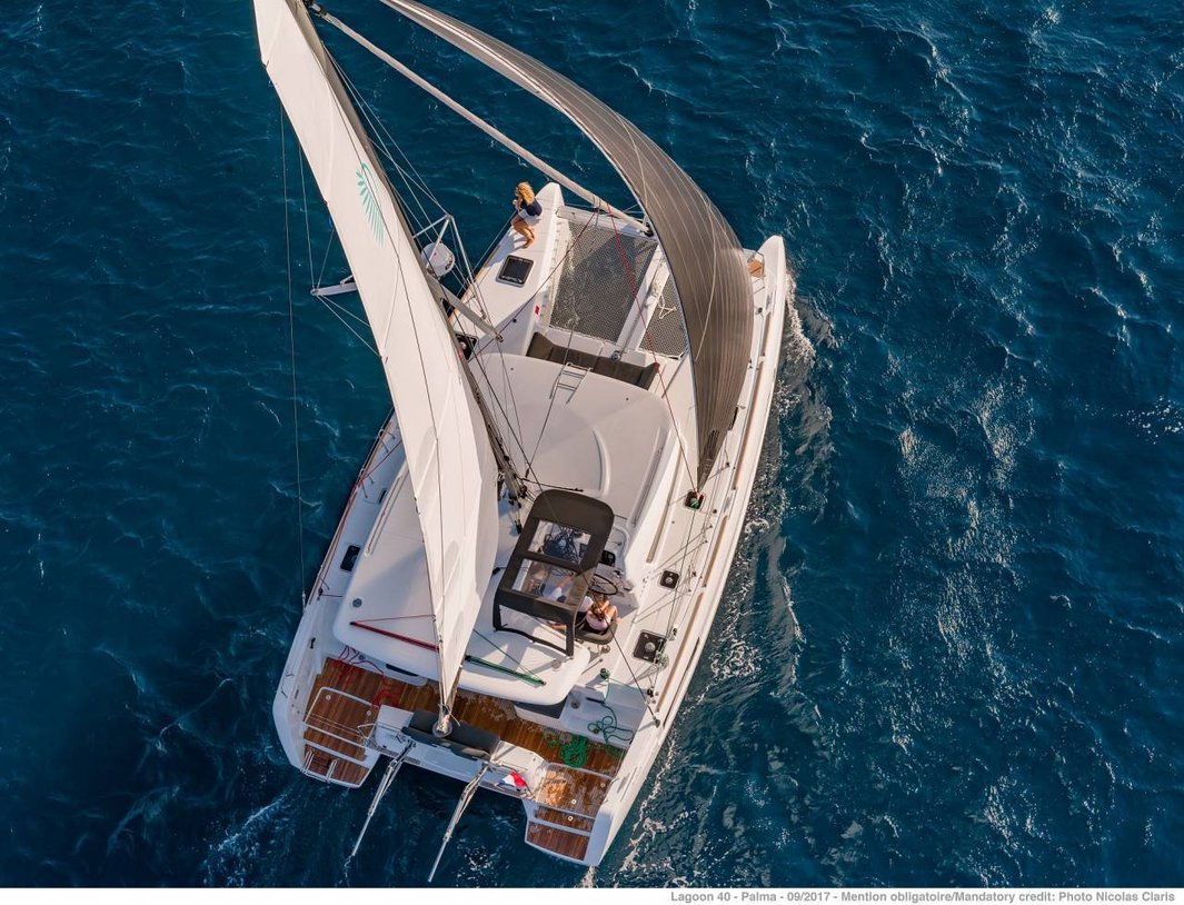 LAGOON 40 (3 CAB + 2 + 2)