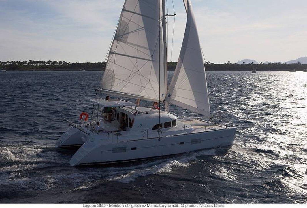 LAGOON 380 (3 CABS + 2)