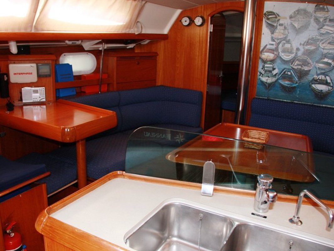 Sun Odyssey 37