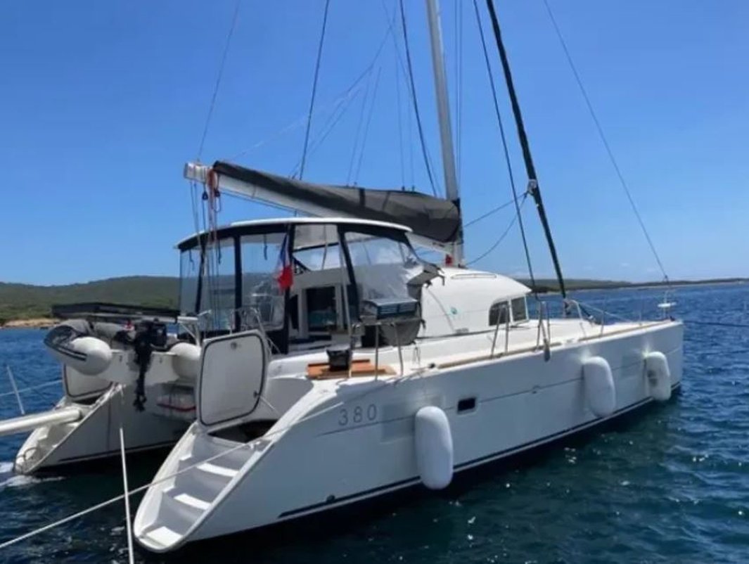 LAGOON 380 (4 CAB+2)